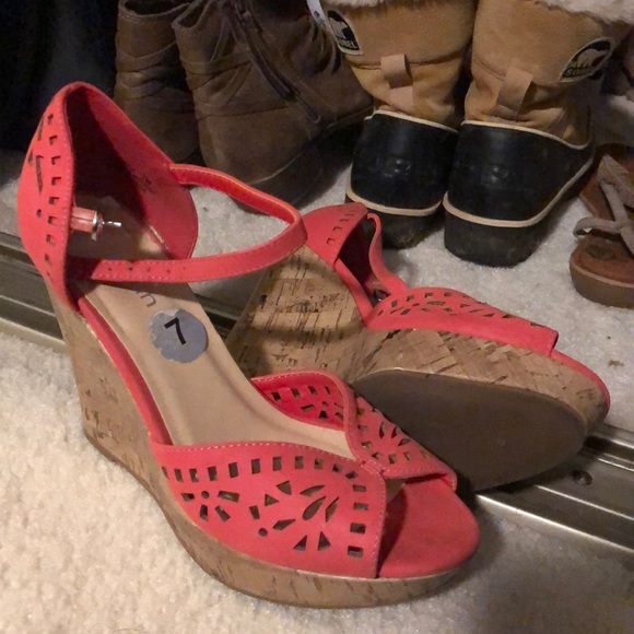 Salmon colored wedges - Picture 1 of 2